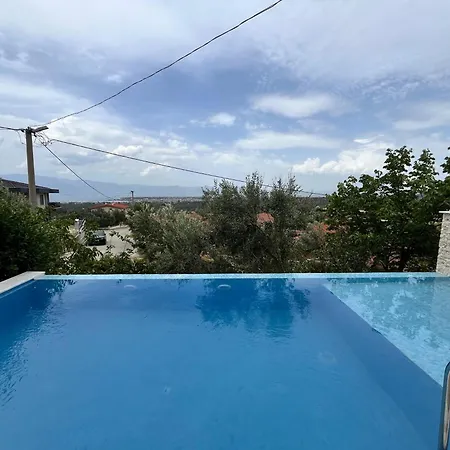 Detached Stone With Pool Sleeps 9