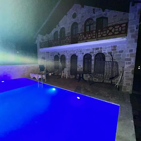 Detached Stone With Pool Sleeps 9 فيلة *