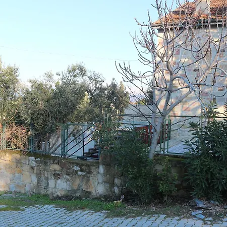 فيلة Detached Stone With Pool Sleeps 9