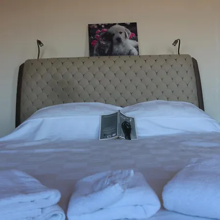 Detached Stone With Pool Sleeps 9 *