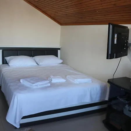 Detached Stone With Pool Sleeps 9