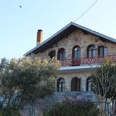 Detached Stone With Pool Sleeps 9