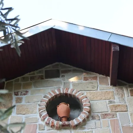 Detached Stone With Pool Sleeps 9 فيلة *