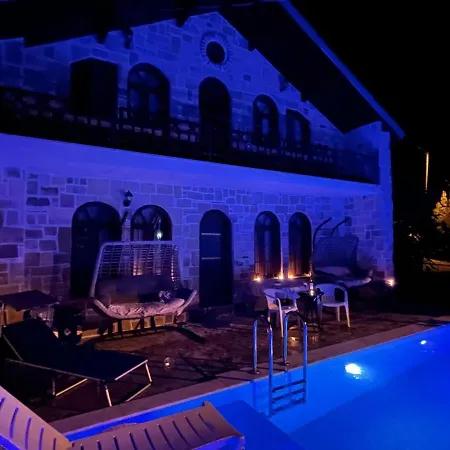 Detached Stone With Pool Sleeps 9 فيلة Ören