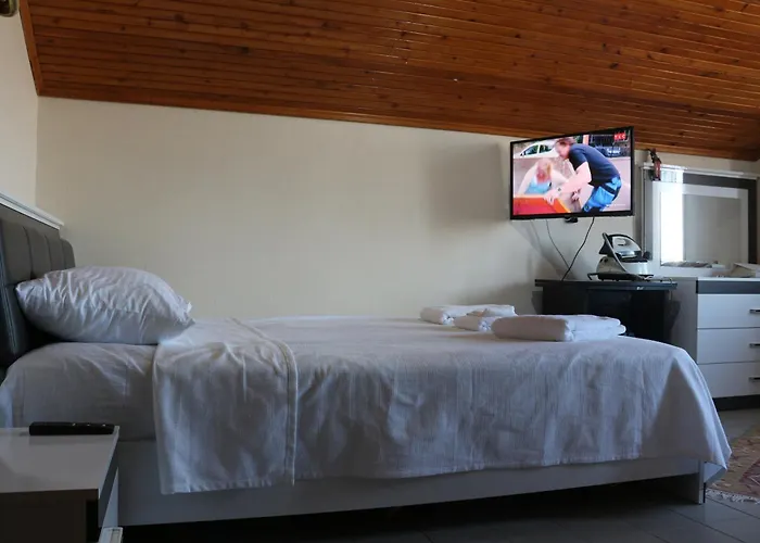 Detached Stone With Pool Sleeps 9 Villa