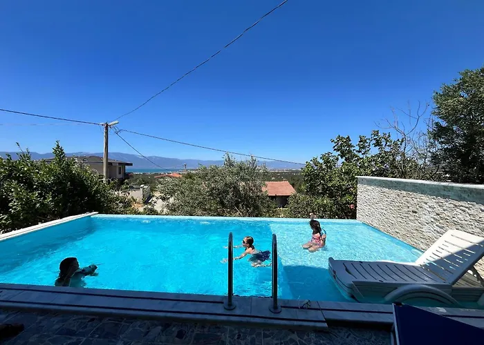 Detached Stone With Pool Sleeps 9 *