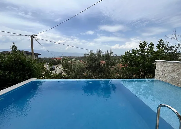 Detached Stone With Pool Sleeps 9