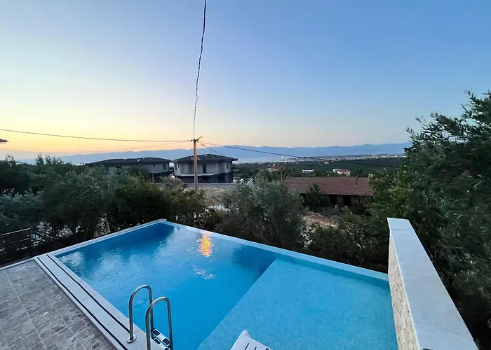 Detached Stone With Pool Sleeps 9 *