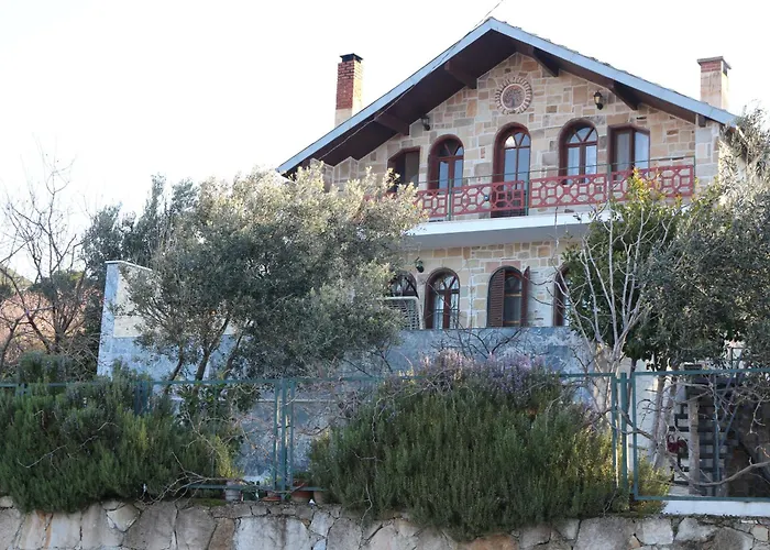 Detached Stone With Pool Sleeps 9