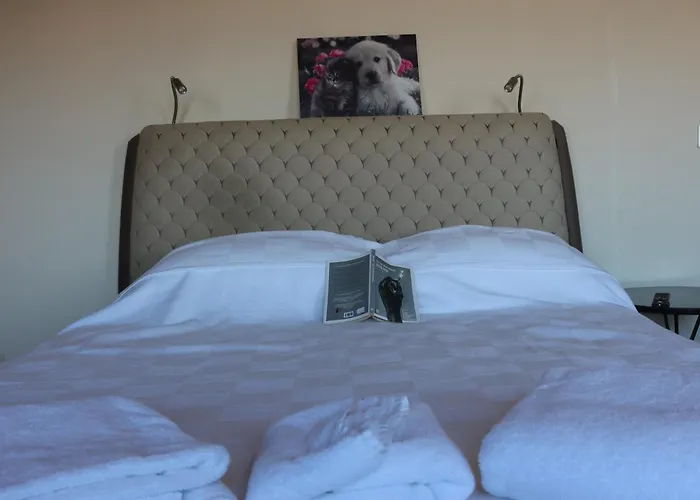 Detached Stone With Pool Sleeps 9 *