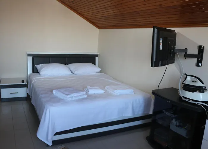 Detached Stone With Pool Sleeps 9