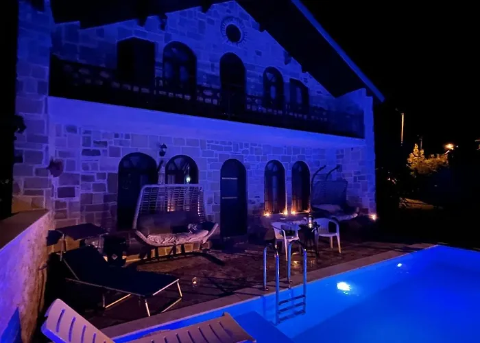 Detached Stone With Pool Sleeps 9 Villa Ören