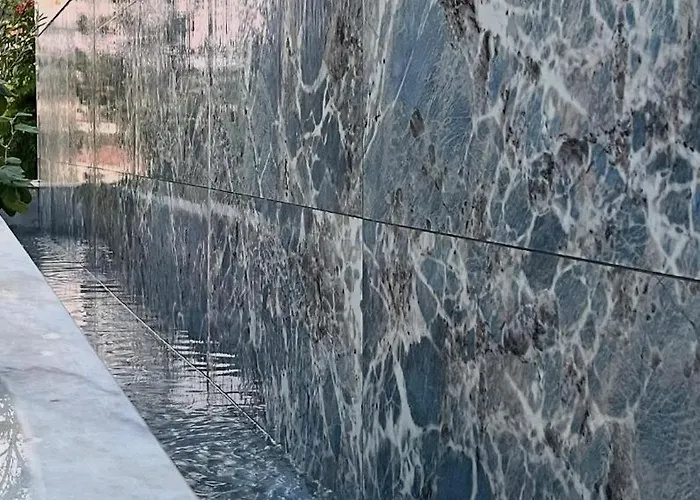 Detached Stone With Pool Sleeps 9 *